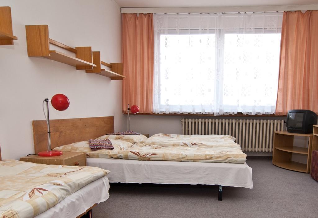 Hôtel Domov Mladeze A Skolni Jidelna Karlovy Vary Chambre photo