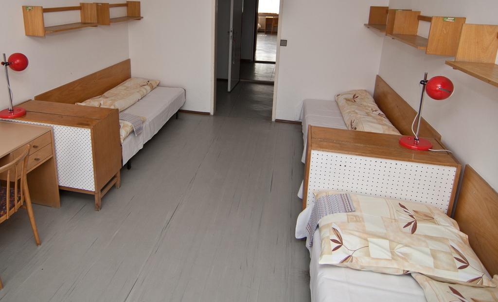 Hôtel Domov Mladeze A Skolni Jidelna Karlovy Vary Chambre photo
