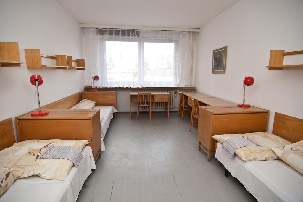 Hôtel Domov Mladeze A Skolni Jidelna Karlovy Vary Chambre photo