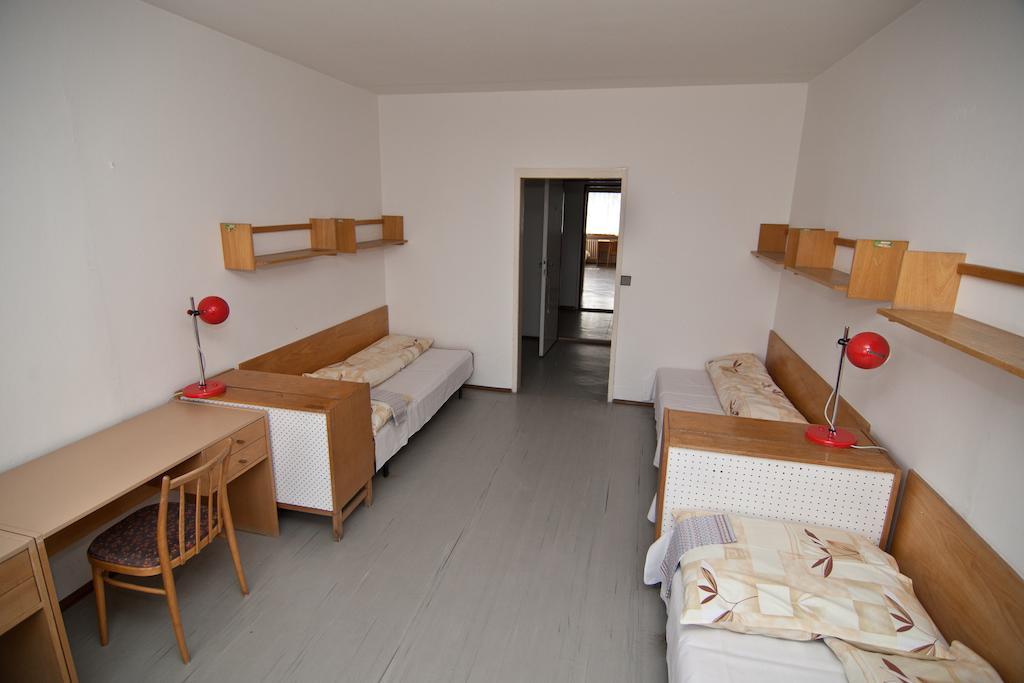 Hôtel Domov Mladeze A Skolni Jidelna Karlovy Vary Chambre photo