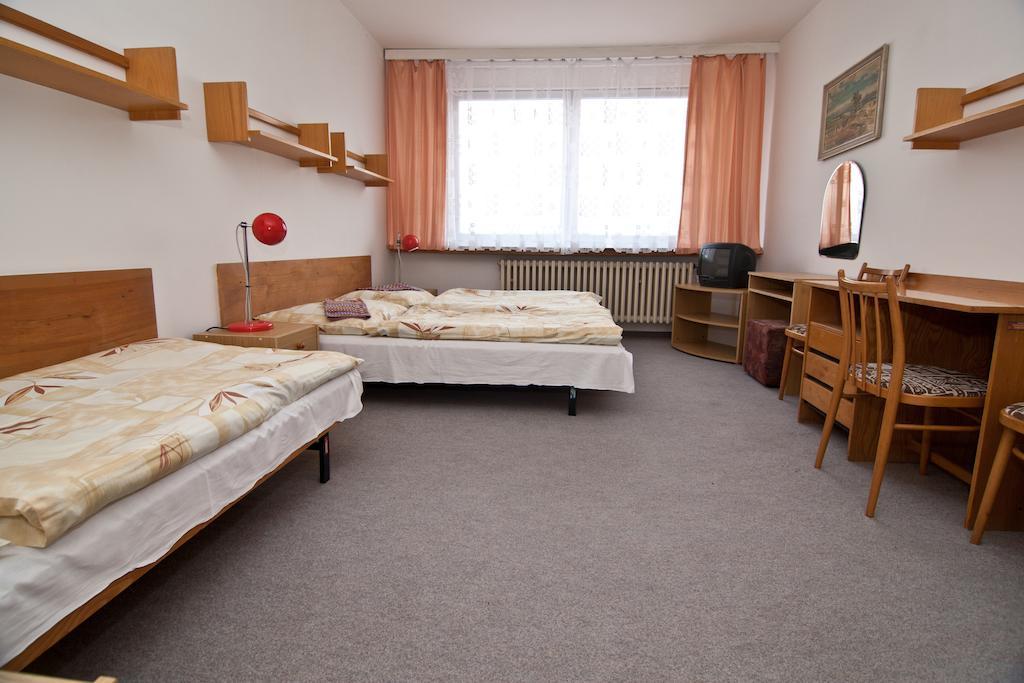 Hôtel Domov Mladeze A Skolni Jidelna Karlovy Vary Chambre photo